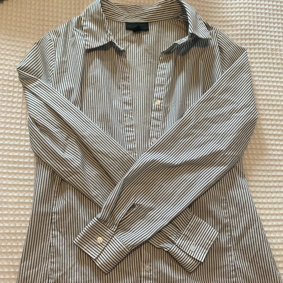 Black and White Striped Button-Up Blouse - Picture 4 of 4